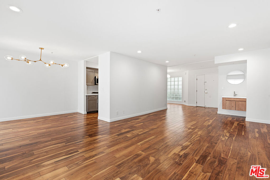 Well remodeled 2 bedroom/2 bathroom unit with den (extra room) on the 3rd floor in quite and nice condominium complex. Lot of sunlight, spacious and new appliances. Fireplace is only for cosmetic purpose. Come with two covered parking spaces. Very close to Westwood Charter School.
