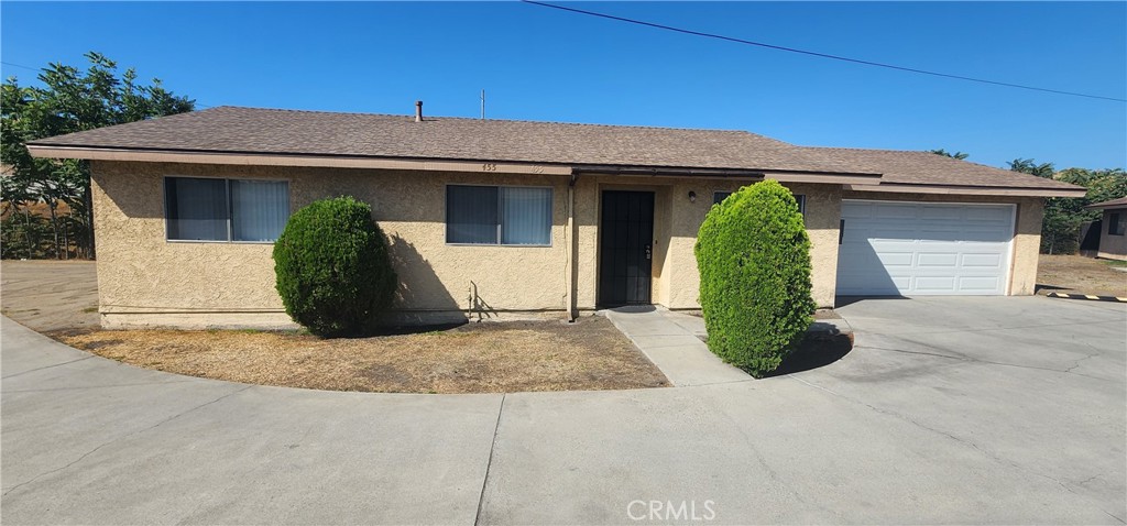 Super clean single-family home with a private yard. Recently updated with fresh interior paint, brand-new flooring, new toilets, and updated fixtures. The kitchen features a dining area and a new stove. Additional highlights include central air and heating, plus a spacious two-car garage with an automatic door and washer/dryer hookups. Outside, enjoy a small fenced backyard for privacy.
The property is located west of N. Angeleno Ave. To find it, drive down Duell St. to the end of the cul-de-sac, then continue down the driveway to unit 455.