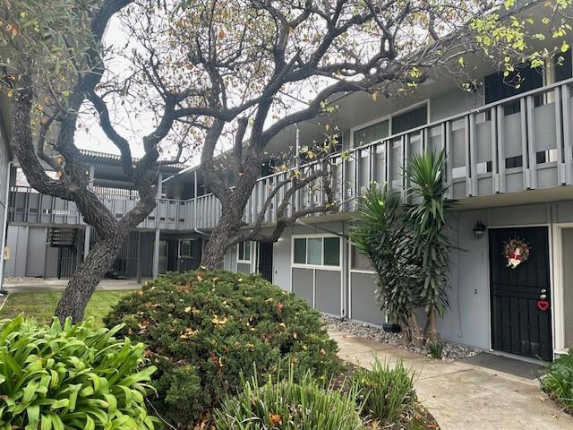 Bright & spacious top floor condo conveniently located to Marina Market shopping, Foster City and EZ freeway 101 access. Completely remodeled unit with new lighting, luxury laminate flooring and new kitchen and appliances. Nice large sunny deck with Western exposure. Water, Trash & HOA dues included in rent. One car carport with storage and common area coin op laundry.