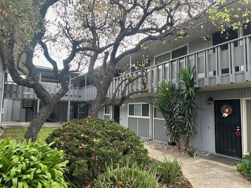 Bright & spacious top floor condo conveniently located to Marina Market shopping, Foster City and EZ freeway 101 access. Completely remodeled unit with new lighting, luxury laminate flooring and new kitchen and appliances. Nice large sunny deck with Western exposure. Water, Trash & HOA dues included in rent. One car carport with storage and common area coin op laundry.