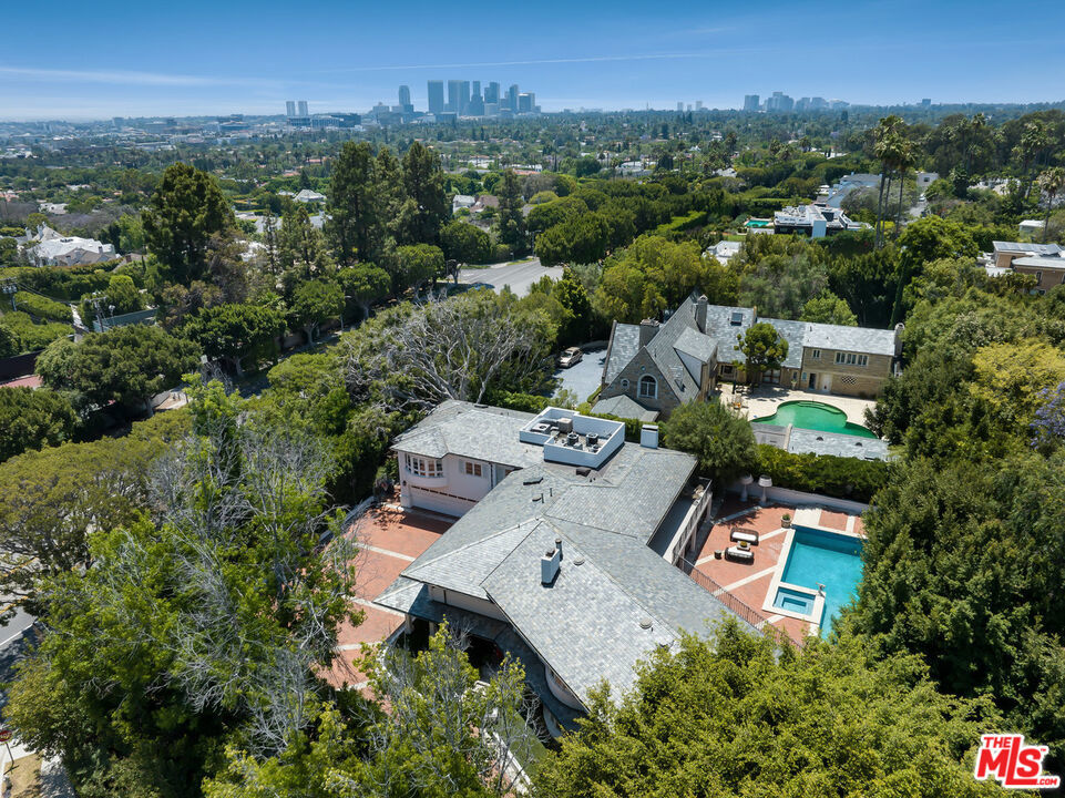 Property sold off-market. Entered into THE MLS/CLAW for comp purposes only.