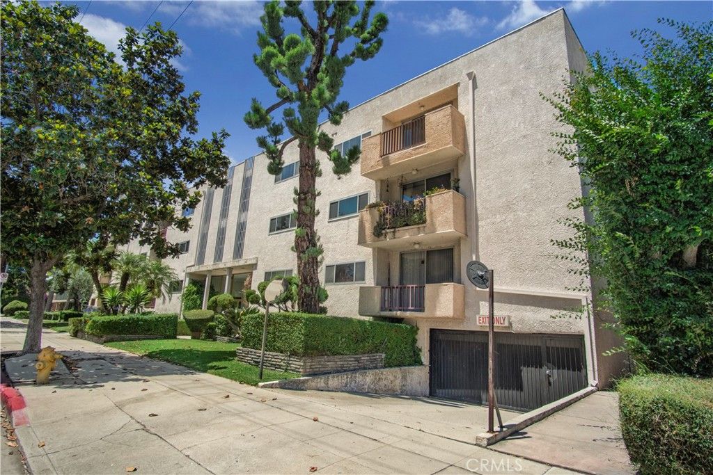 Photo of 12955 Riverside Drive #102, Sherman Oaks, CA 91423 (MLS # SR26115759)