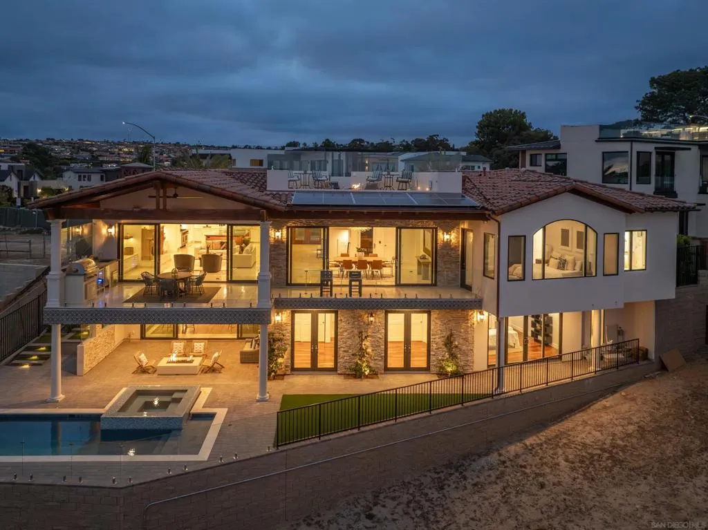 San Diego, California 92109, United States, 4 Bedrooms Bedrooms, ,4 BathroomsBathrooms,Residential,Active,178680