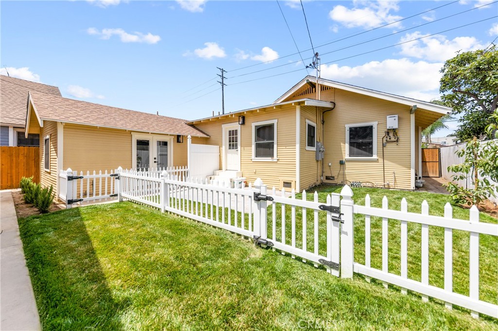 Live comfortably and conveniently in this newly remodeled fully furnished 1-bedroom, 1-bathroom unit with a private entrance attached to the main house but completely self-contained. Located just minutes from Downtown Long Beach, this updated space is perfect for short- or mid-term stays.
Unit Highlights:
Private entrance for added privacy
Fully furnished includes modern furniture, linens, cookware, and smart TV
1 comfortable bedroom with a queen bed and ample storage
1 full bathroom with updated fixtures
Cozy living space with dining area and smart TV
Modern kitchen with quartz countertops & stainless steel appliances
In-unit washer and dryer
Ductless mini-split A/C & heating system for personalized comfort
All utilities included electricity, water, gas, trash, and high-speed WiFi
Detached 1 car garage space included
1-month, 3-month, 6-month, and 12 month stays welcome
Great for travel nurses, contract workers, digital nomads, or relocations
Minutes to Downtown Long Beach, the beach, marina, and The Pike
Close to hospitals, the Convention Center, public transit, and freeway access
Walkable to local restaurants, coffee shops, and parks
No Smoking Allowed
No Pets Allowed