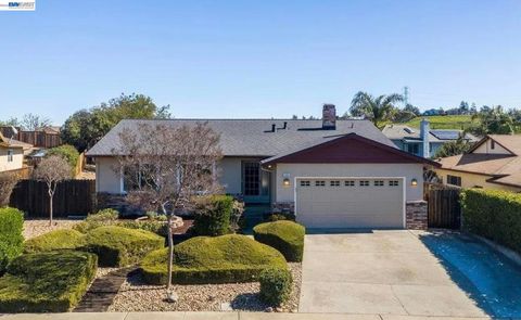 Photo of 3309 Saint James Place Pl, Antioch, CA 94509 (MLS # 41125726)