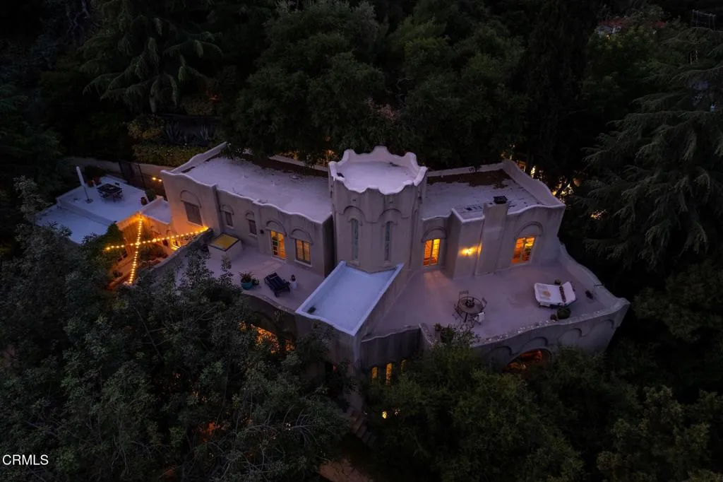 Glendale, California 91208, United States, 3 Bedrooms Bedrooms, ,4 BathroomsBathrooms,Residential,Active,130713