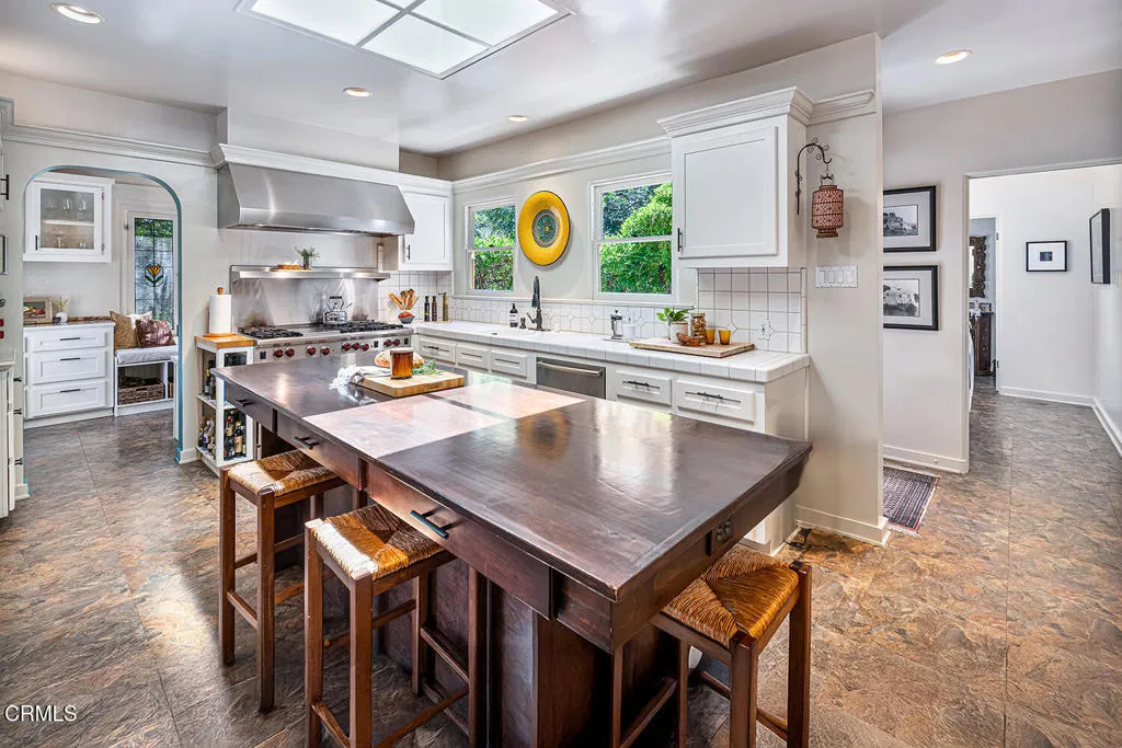 Glendale, California 91208, United States, 3 Bedrooms Bedrooms, ,4 BathroomsBathrooms,Residential,Active,130713