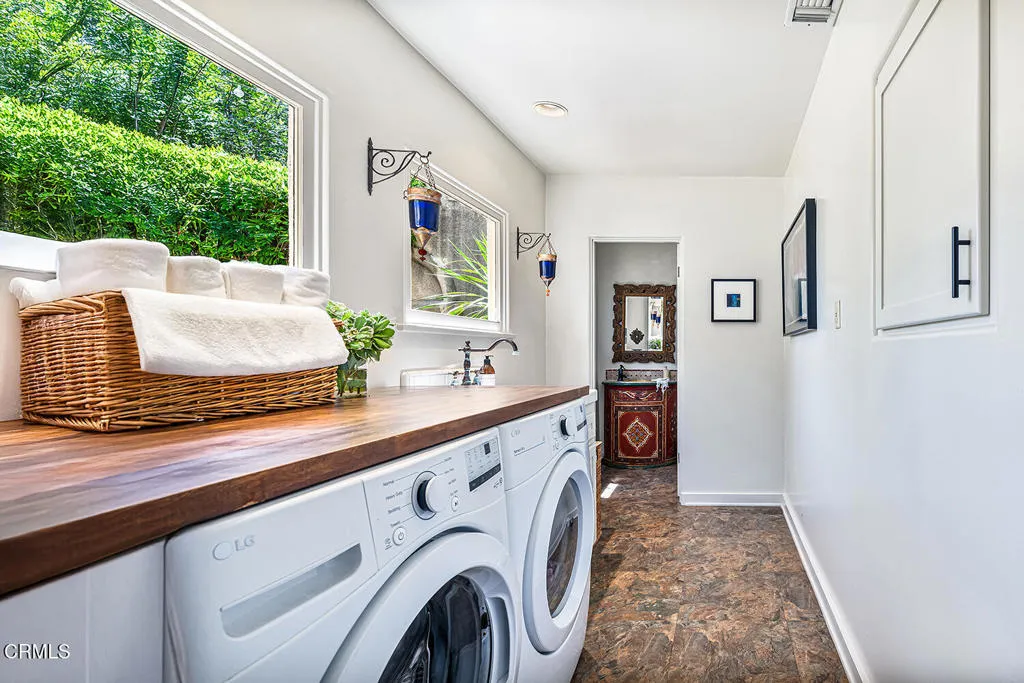 Glendale, California 91208, United States, 3 Bedrooms Bedrooms, ,4 BathroomsBathrooms,Residential,Active,130713