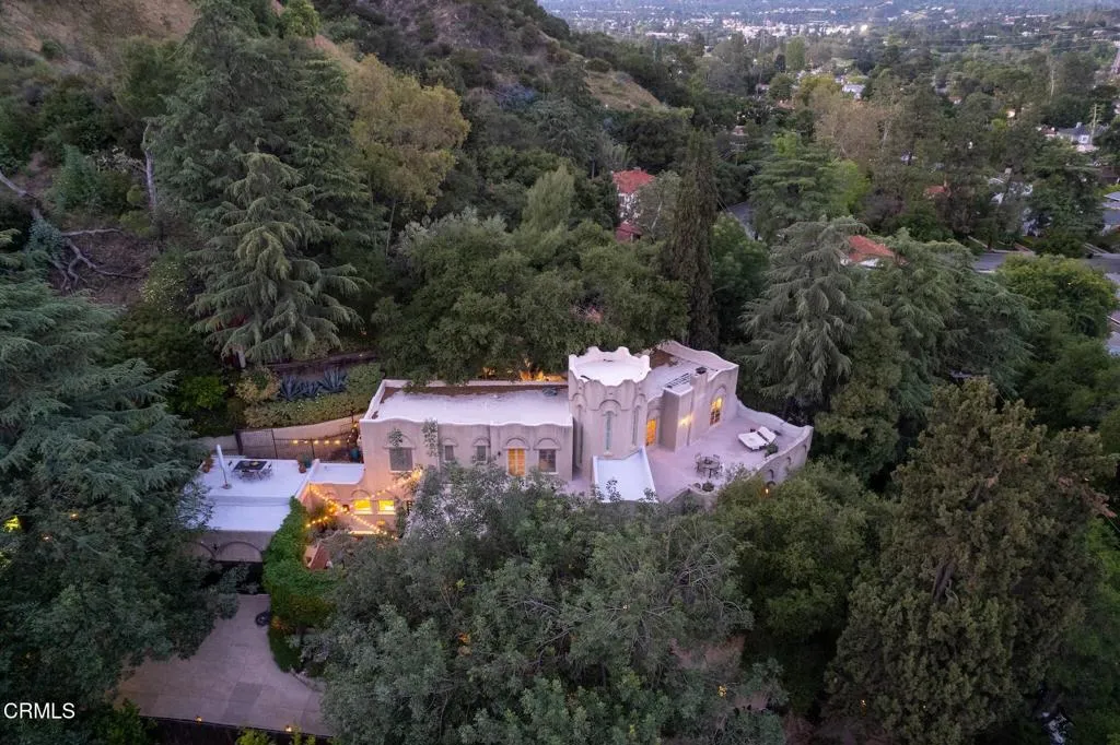 Glendale, California 91208, United States, 3 Bedrooms Bedrooms, ,4 BathroomsBathrooms,Residential,Active,130713