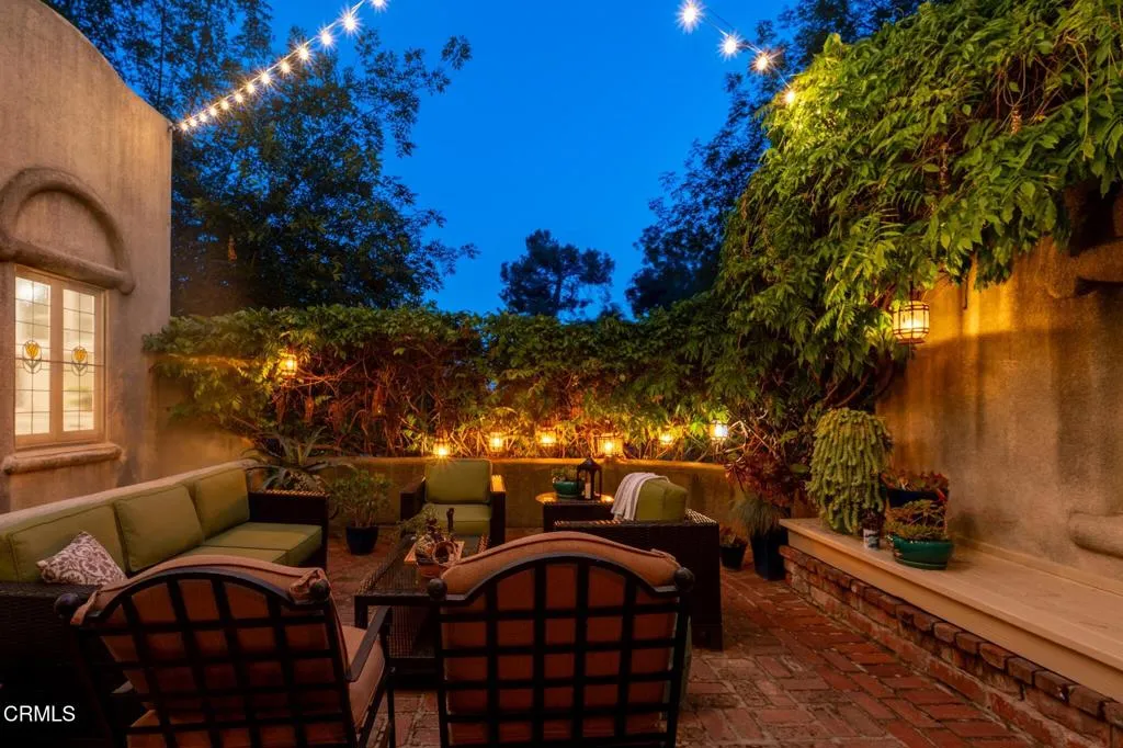 Glendale, California 91208, United States, 3 Bedrooms Bedrooms, ,4 BathroomsBathrooms,Residential,Active,130713