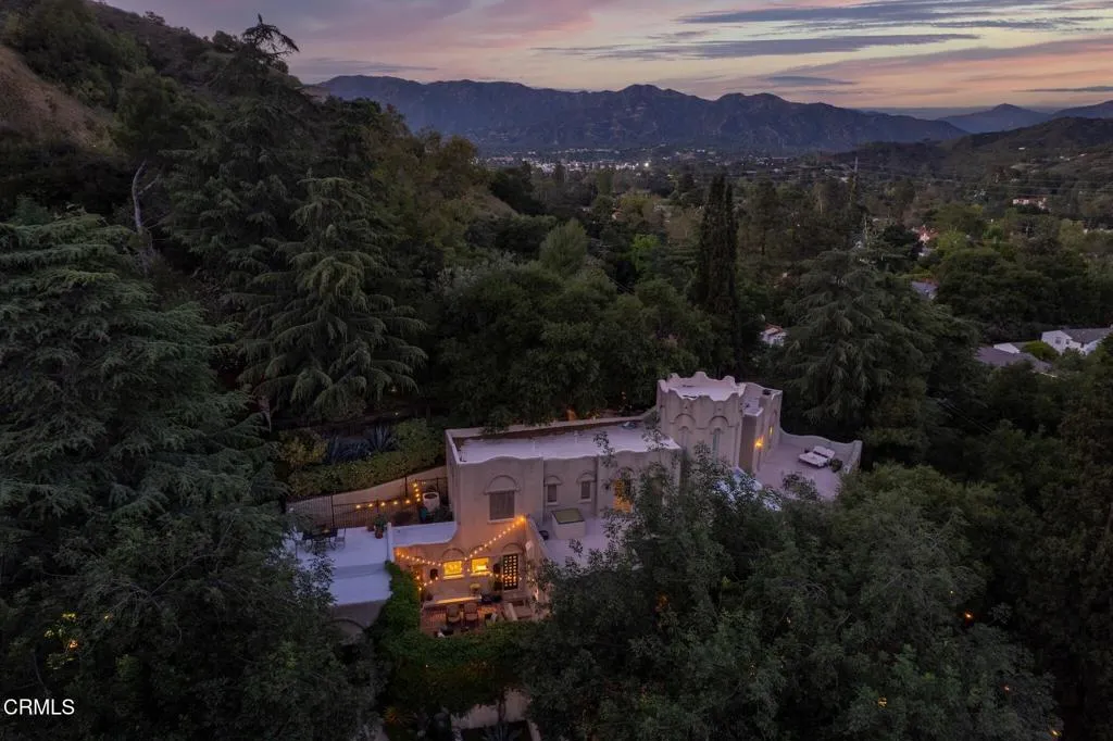 Glendale, California 91208, United States, 3 Bedrooms Bedrooms, ,4 BathroomsBathrooms,Residential,Active,130713