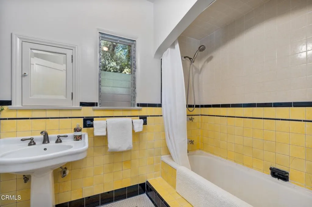 Glendale, California 91208, United States, 3 Bedrooms Bedrooms, ,4 BathroomsBathrooms,Residential,Active,130713