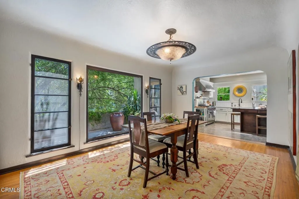 Glendale, California 91208, United States, 3 Bedrooms Bedrooms, ,4 BathroomsBathrooms,Residential,Active,130713