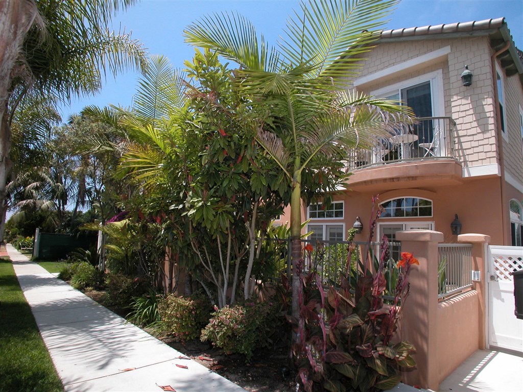 West of the boulevard and just steps to the sand of Wind n' Sea Beach. This town home is clean and complete. Built in 2002 with private patio along a sun drenched street and close to schools and La Jolla Village. Features include high ceilings, elegant stone, granite counter tops, jacuzzi tub, an outdoor shower, three fire places and much more from within this tastefully done beach escape. The updated unit also offers air conditioning and provides peak ocean views from the guest bedroom. Neighborhoods: Beach Barber Tract