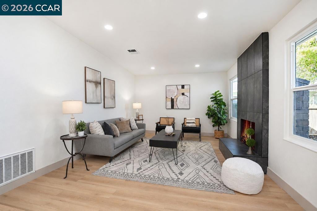 2261 Del Monte Dr