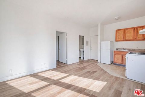 Photo of 537 S Kenmore Avenue #300, Los Angeles, CA 90020 (MLS # 26670297)