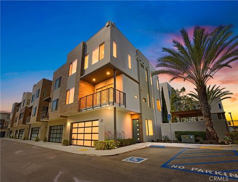 Photo of 39 Ebb Tide Cir Cir, Newport Beach, CA 92663 (MLS # OC26067109)