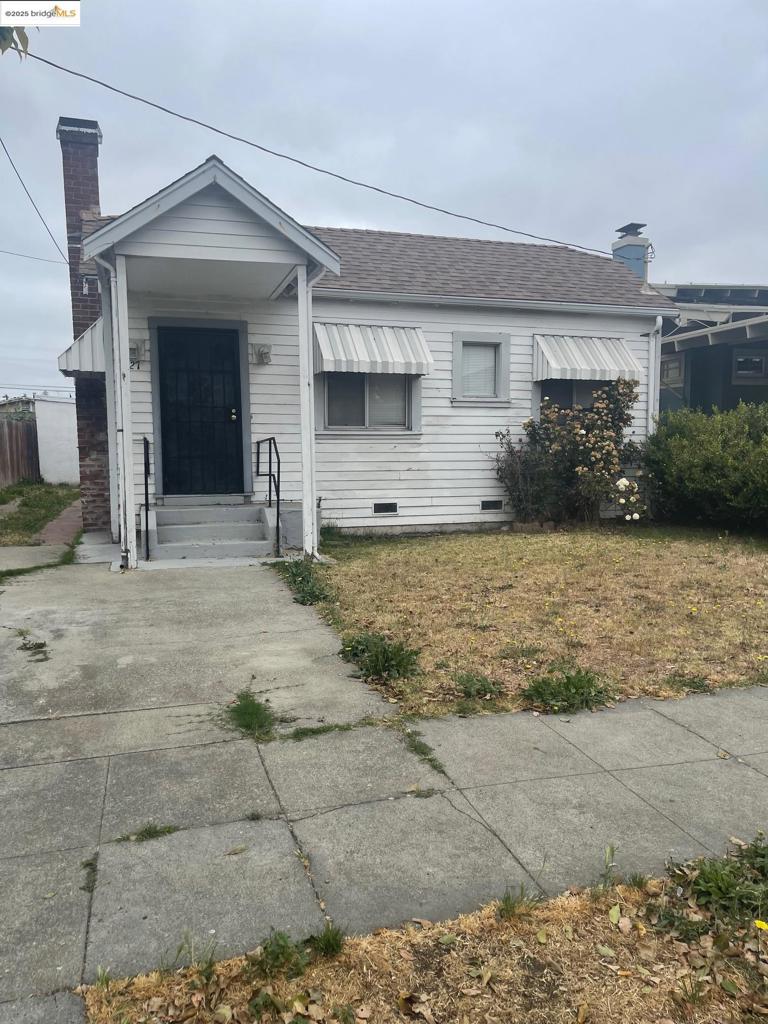 Great Starter home. Updated kitchen and bath. Close to 580 Freeway and San Leandro Bart and other pubic transportation.