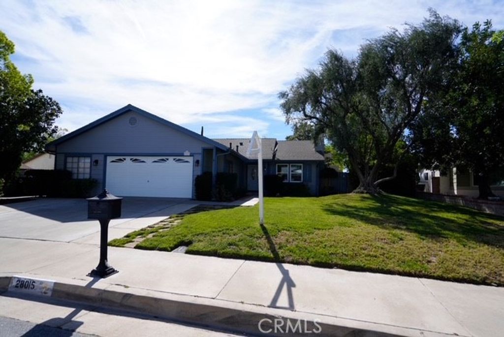 Photo of 28015 Tupelo Ridge Dr, Valencia, CA 91354 (MLS # SR26083865)