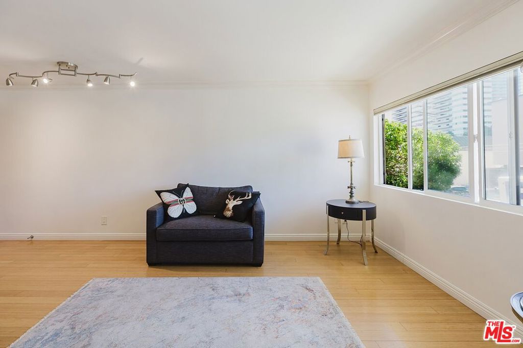 Properties 4 1154 S Barrington Avenue 101