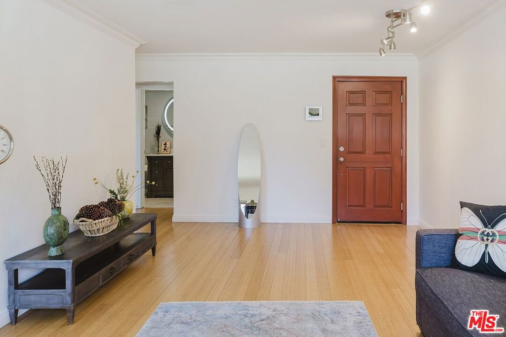 Properties 3 1154 S Barrington Avenue 101