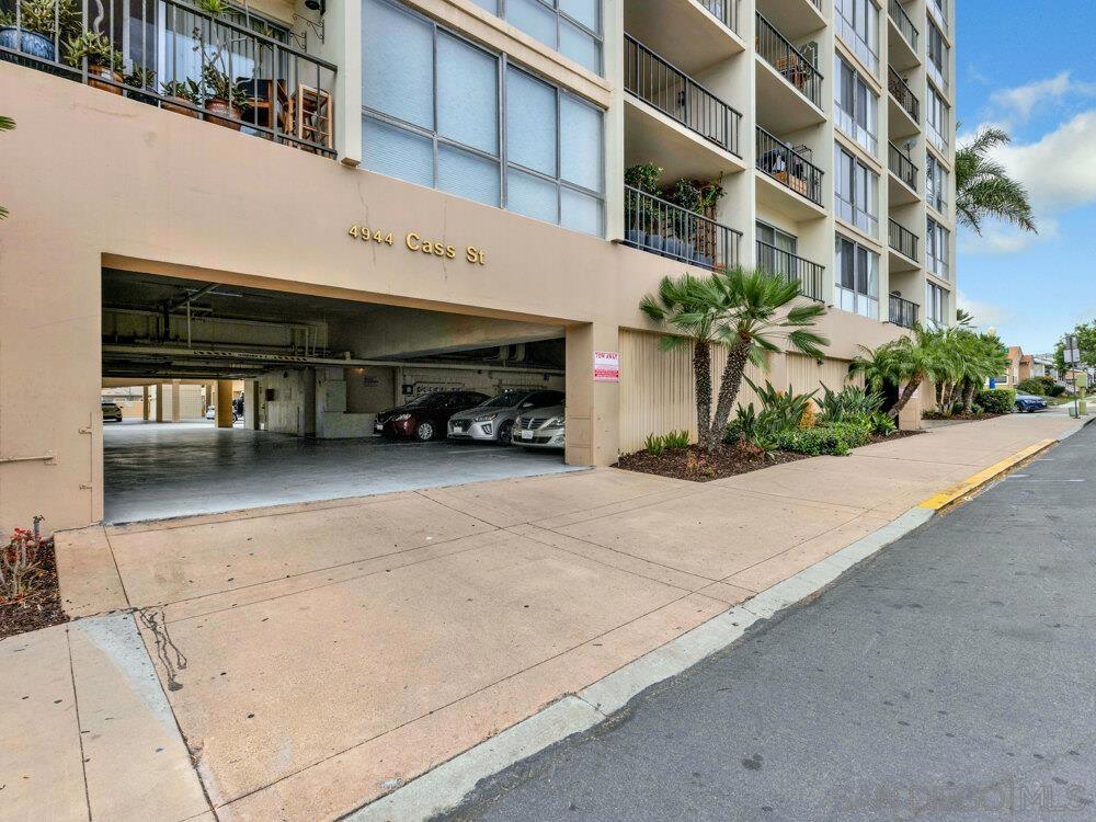 4944 Cass St 409