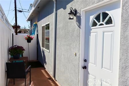 Welcome to the best ADU in Encino — gated and private! In the most desired location of Encino. This modern and freshly painted ADU offers the perfect blend of style, comfort, and accessibility with a private yard, one driveway parking space, motorized window blinds, and a port for electric car charging.
Experience peace of mind with your own gated entrance and private front yard in one of Encino’s most vibrant areas. Located in a prime, walkable neighborhood, you are just steps from major shopping, dining, and conveniences. Don’t miss out on this rare jem!