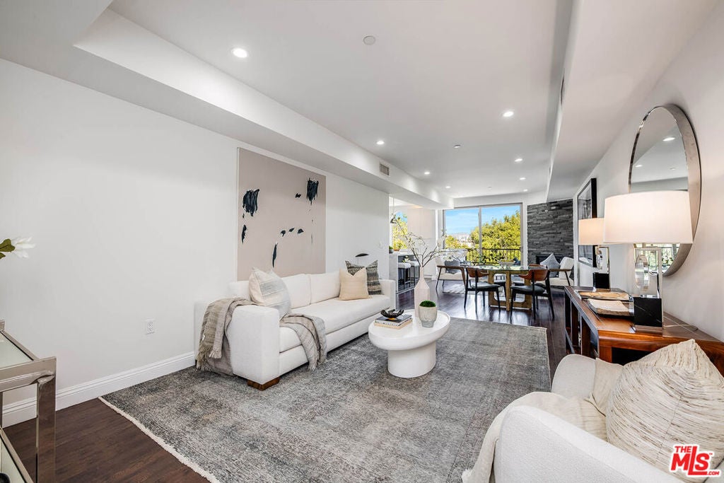 11218 Camarillo Street 406