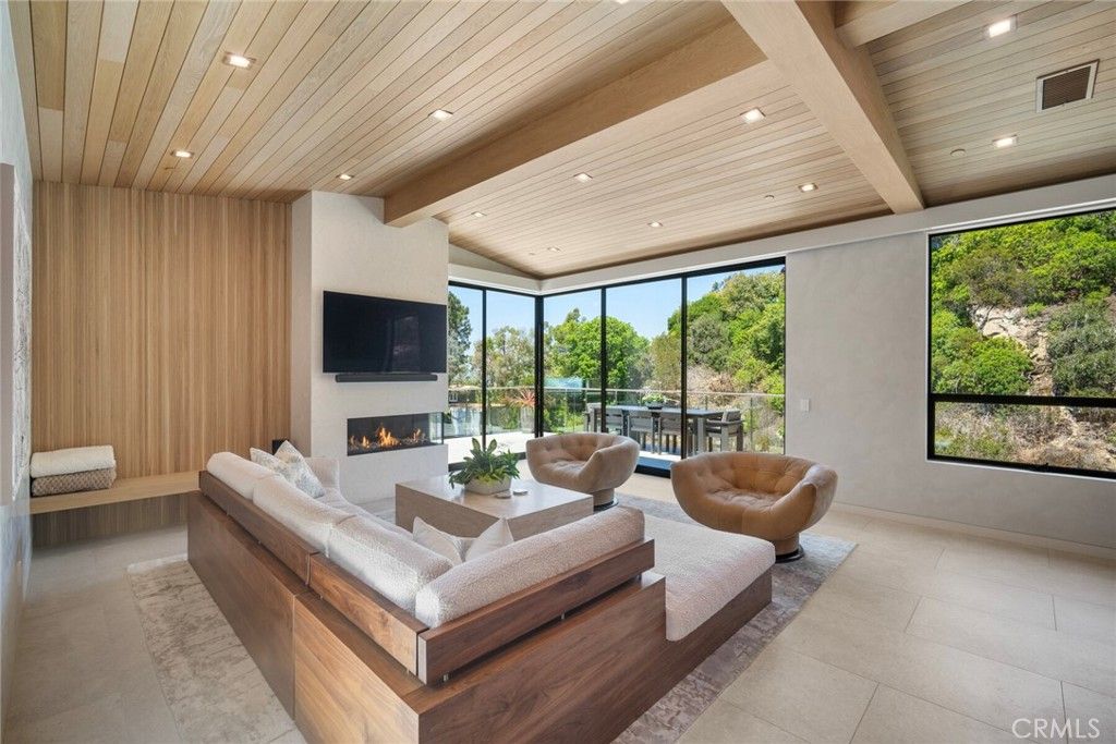 Photo of 702 Diamond, Laguna Beach, CA 92651 (MLS # LG25179998)