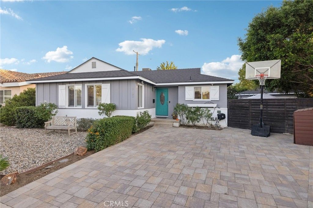 Photo of 17232 Elkwood Street, Lake Balboa, CA 91406 (MLS # SR25229744)