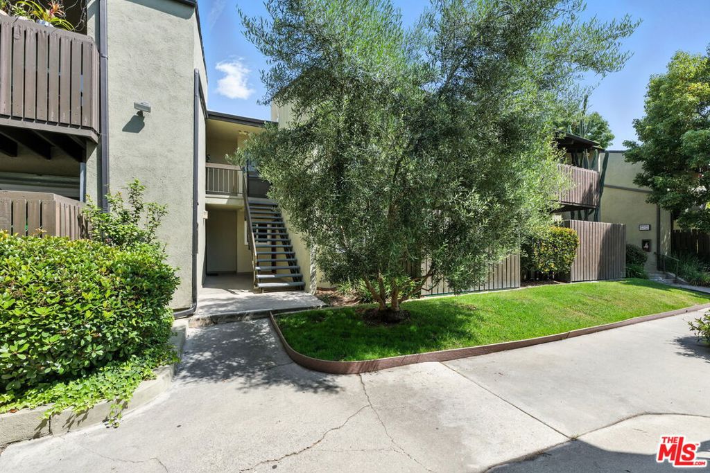 Centrally located 2 bedroom 2 bath condominium minutes from the heart of Culver City, Sony Pictures and Venice Beach. The complex has easy access to the 10fwy, 405 and LAX. This beautifully kept unit was recently painted and updated with bright open floor plan. This is a ground level, 1 floor unit that is easily accessible with laundry and mailboxes just steps from the front door. Large pool and common area on property with beautifully manicured grounds. This is a great opportunity to own a piece of one of LA's hottest sections of town!