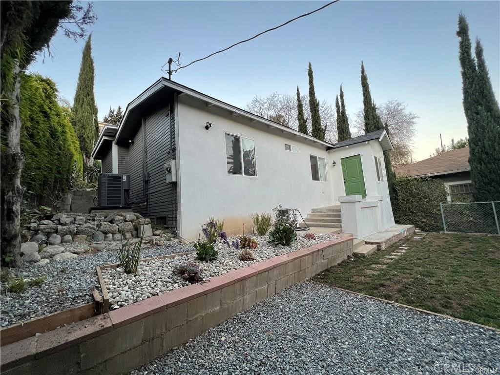 Nestled in the serene neighborhood of Mount Washington, this fully renovated 2-bedroom, 2-bathroom home perfectly combines tranquility, privacy, and modern convenience. Thoughtfully designed with a central location, it offers an ideal retreat for those seeking a peaceful escape while staying close to Los Angeles’ most vibrant neighborhoods. This charming property features substantial parking and is conveniently situated with easy access to public transportation and major freeways, making it effortless to explore all that Los Angeles has to offer.