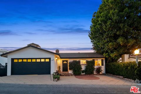 Photo of 3909 Glenridge Drive, Sherman Oaks, CA 91423 (MLS # 25623441)