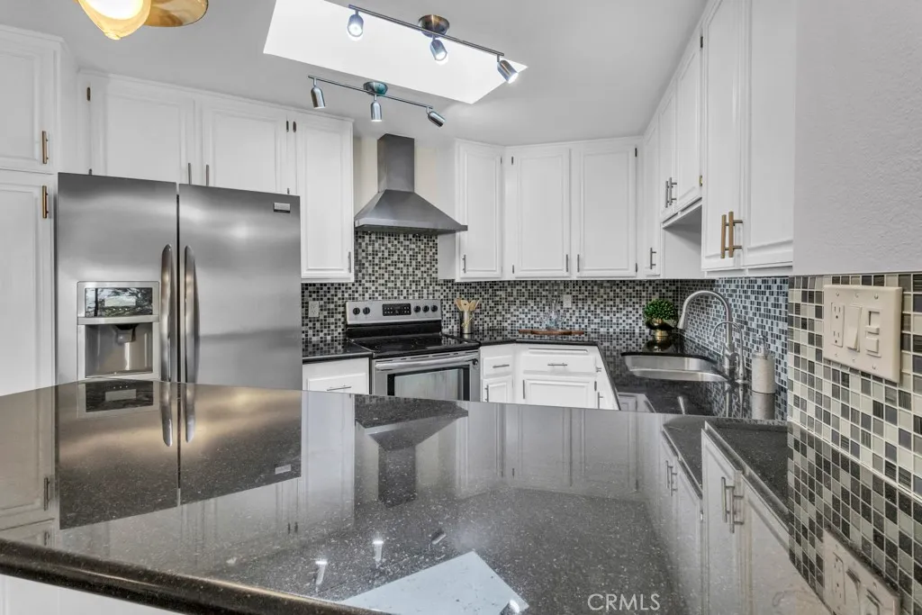 Los Angeles, California 90042, United States, 2 Bedrooms Bedrooms, ,1 BathroomBathrooms,Residential,Active,196042