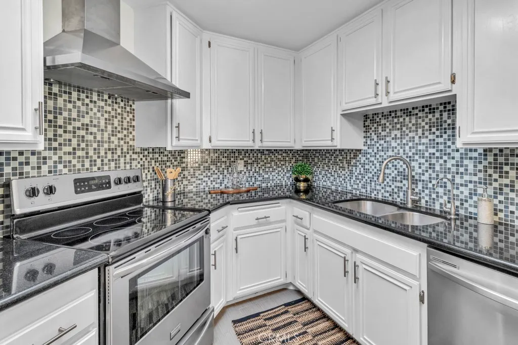 Los Angeles, California 90042, United States, 2 Bedrooms Bedrooms, ,1 BathroomBathrooms,Residential,Active,196042