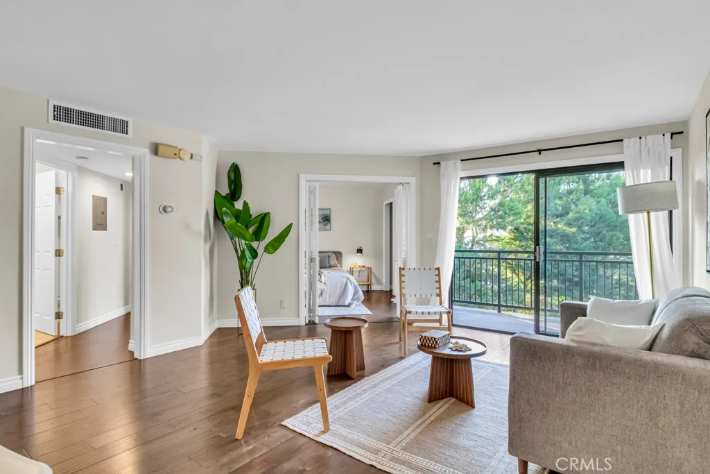 Los Angeles, California 90042, United States, 2 Bedrooms Bedrooms, ,1 BathroomBathrooms,Residential,Active,196042