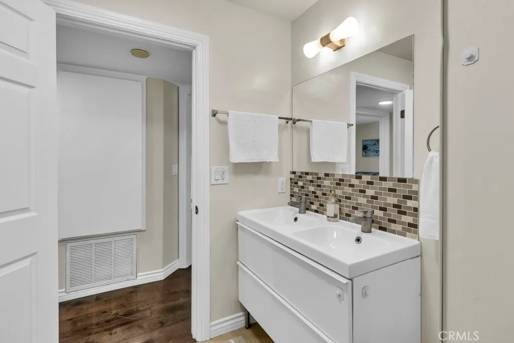 Los Angeles, California 90042, United States, 2 Bedrooms Bedrooms, ,1 BathroomBathrooms,Residential,Active,196042