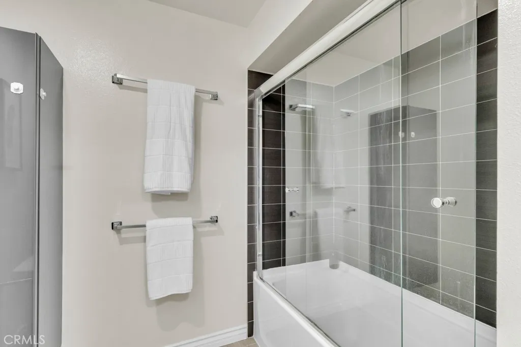 Los Angeles, California 90042, United States, 2 Bedrooms Bedrooms, ,1 BathroomBathrooms,Residential,Active,196042