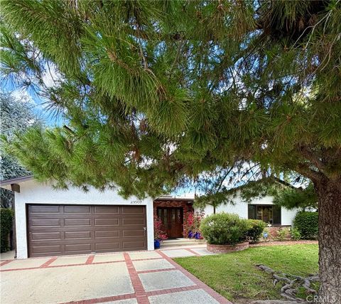 Photo of 23507 Sylvan St, Woodland Hills, CA 91367 (MLS # SR26082342)