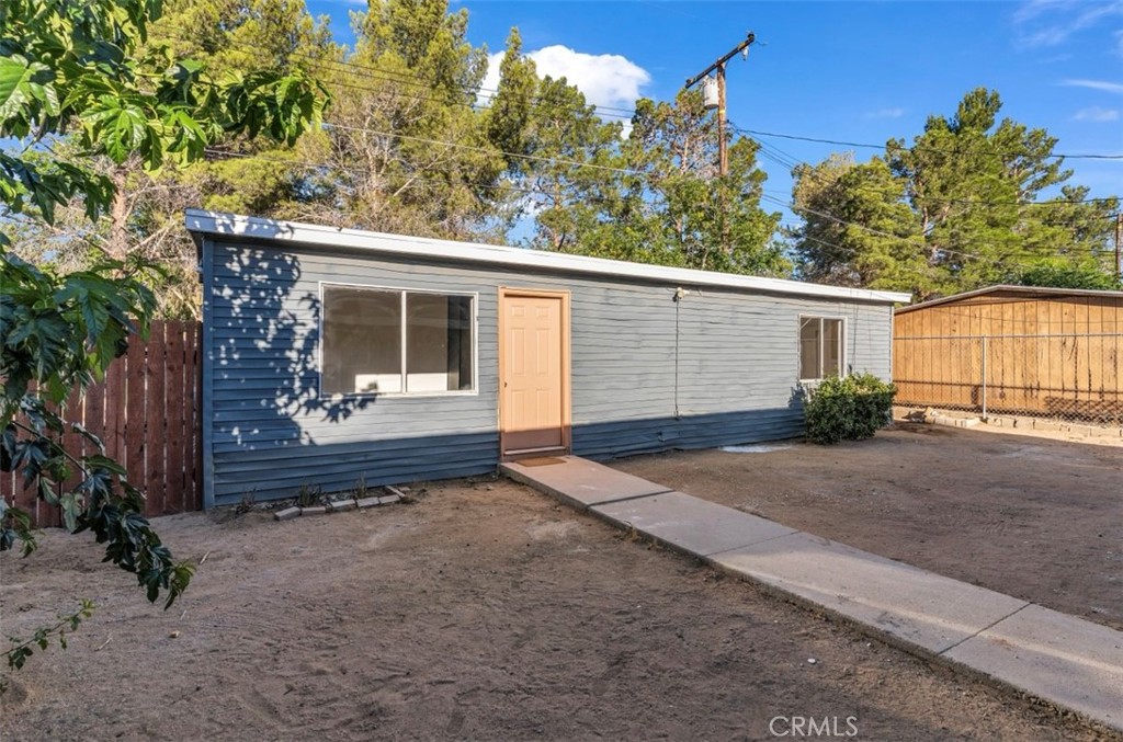 Remodeled 1bedroom 1bath home close the Green Tree Golf Course! This 500 Sq ft home has many upgrades and comes with many highly desired features including a Fresh interior & Exterior paint, Vinyl flooring, Remodeled restroom, Newer Renovated Kitchen, New stove, Side yard and much more. Doris Davies Park is just a short walk away along with many restaurants, grocery stores, retail stores and freeway! Tenant pays electrical bill. Landlord pays water, trash and gas. This home is the back unit of a Duplex and the front unit which is a 4bedroom 2bath is also for lease! Landlord Preferred Criteria includes 620 FICO Scores and total income 2.5x Rental amount. Background check and Credit check required. Reach out for more information.