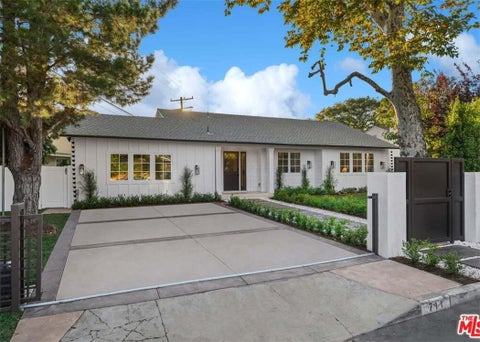 Photo of 711 S Westgate Avenue #1, Lake Los Angeles, CA 90049 (MLS # DW26192487)