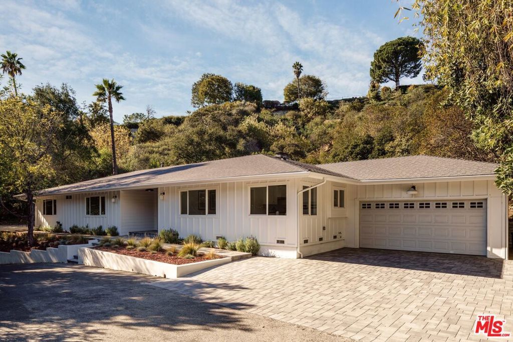 Photo of 4031 Deerhorn Drive, Sherman Oaks, CA 91403 (MLS # 25618039)