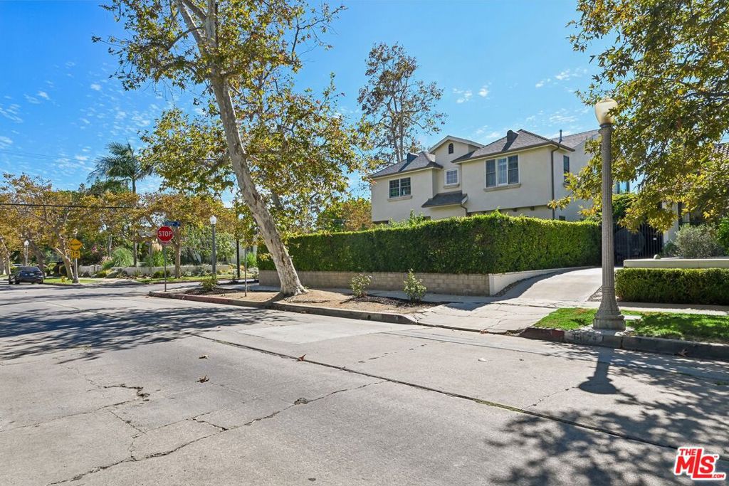 603 N Las Palmas Avenue