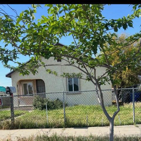 Photo of 1007 E 18th ST, Bakersfield, CA 93305 (MLS # PW26099399)