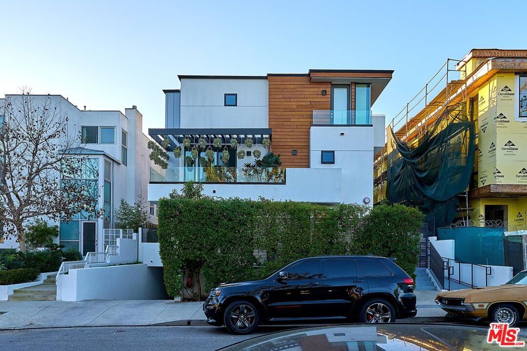 Photo of 829 N Martel Avenue #5, Los Angeles, CA 90046 (MLS # 26638465)