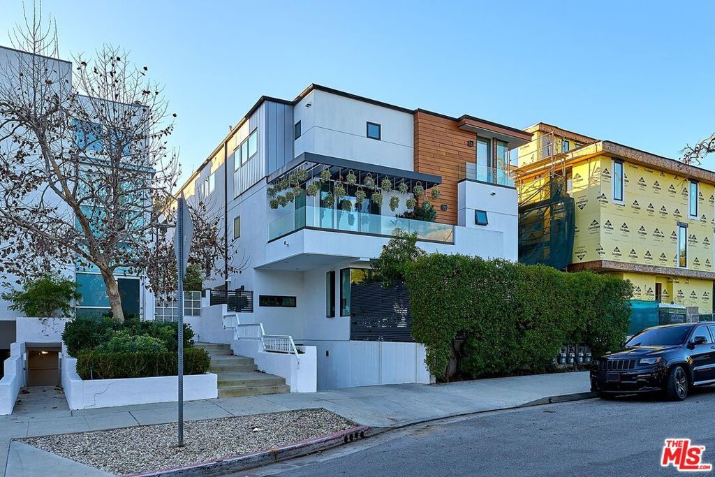 Photo of 829 N Martel Avenue #5, Los Angeles, CA 90046 (MLS # 26638465)