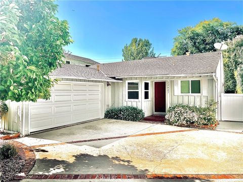 Photo of 22529 Clarendon Street, Woodland Hills, CA 91367 (MLS # SR26100247)