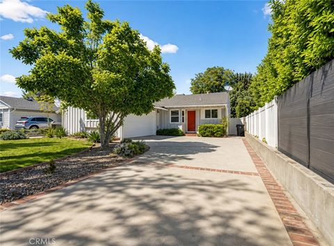 Photo of 22647 Clarendon Street, Woodland Hills, CA 91367 (MLS # SR26100247)
