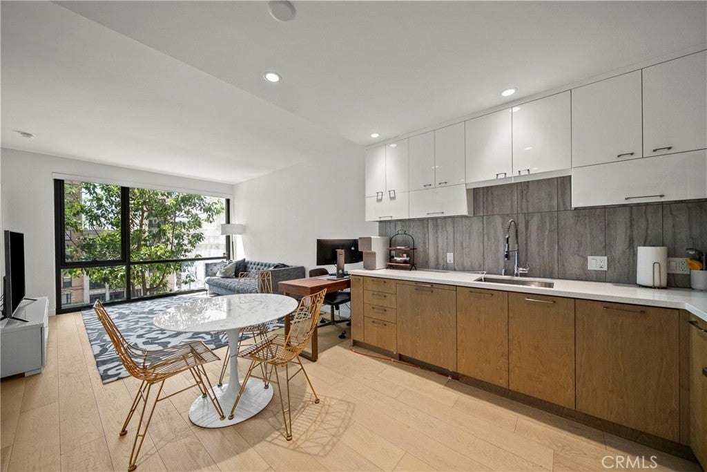 400 S Broadway 828