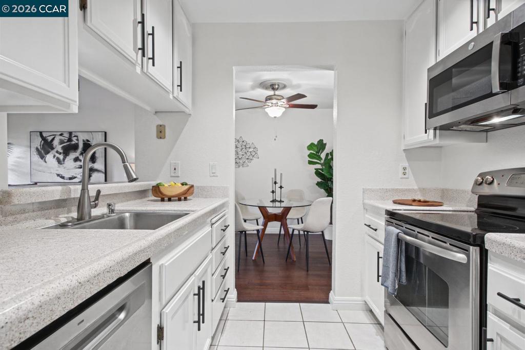 39843 Cedar Blvd 121